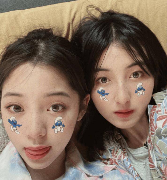 太甜了,张子枫收到娜比定制吉他,两人手机上的装饰还是同款合照_娜娜