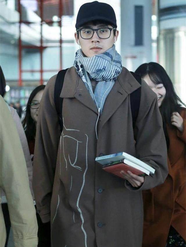 同龄的刘昊然和邢昭林,衣品上的爱好相差好大!_显得_感觉_身高