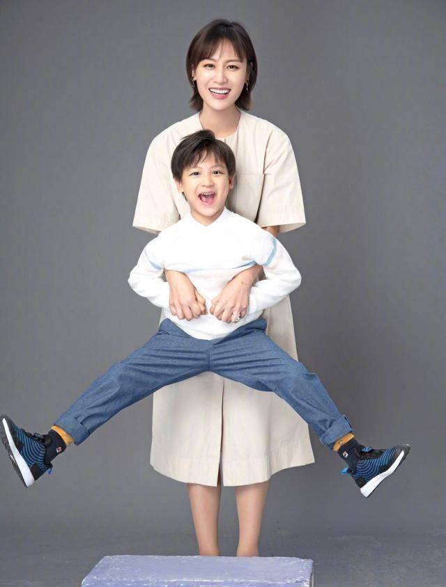 田亮和儿子小亮仔则显得比较笨拙,在森碟带领下学习滑板的父子俩,虽然