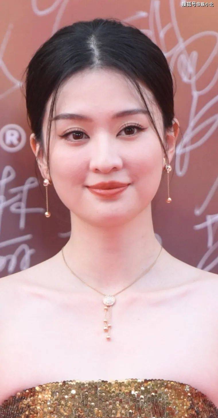 当陈都灵与周也一前一后出席红毯,我才彻底明白,什么叫顶级骨相 _明星