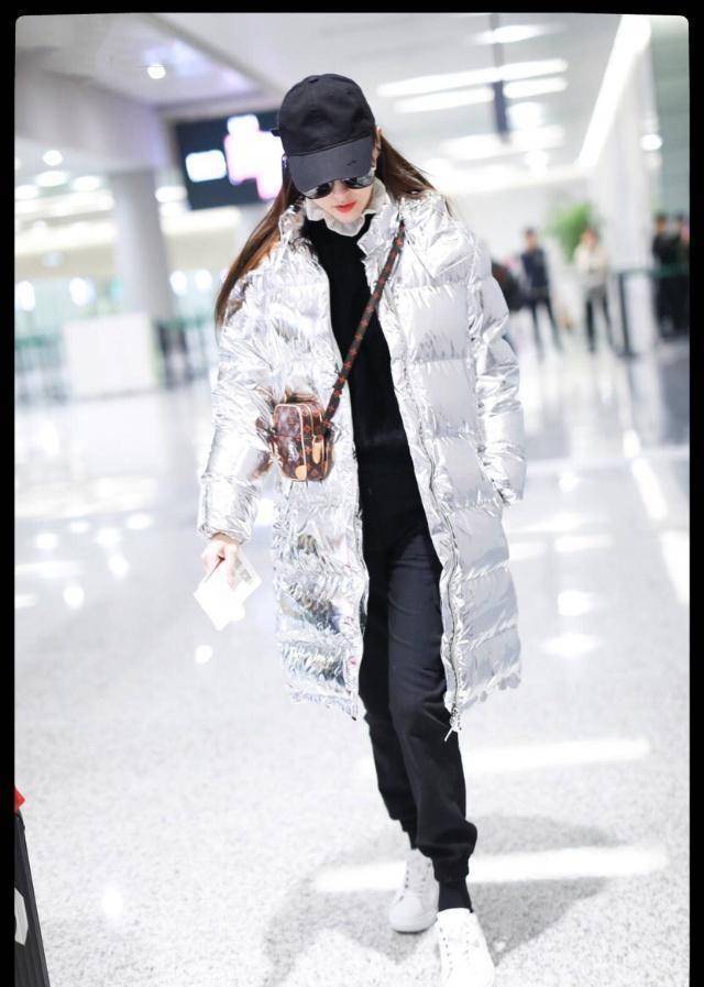 唐嫣一直钟爱lv包包,这次去北京自然是随身携带.