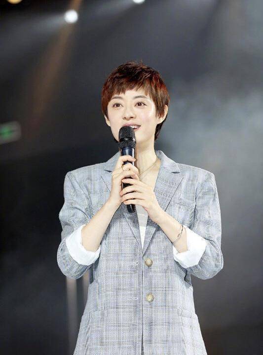 短发搭格子西服look,秒变成20岁小姑娘_衣服_女性_整体