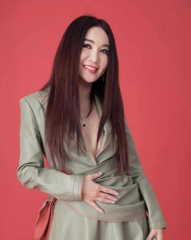 温碧霞晒写真,年过五十不输年轻小花,穿衣大胆一改少女风_气质_巴厘岛