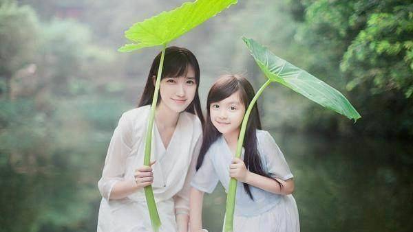 在电视剧版本的《左耳》里饰演女主角小耳朵,和陈都灵还一起拍摄写真.