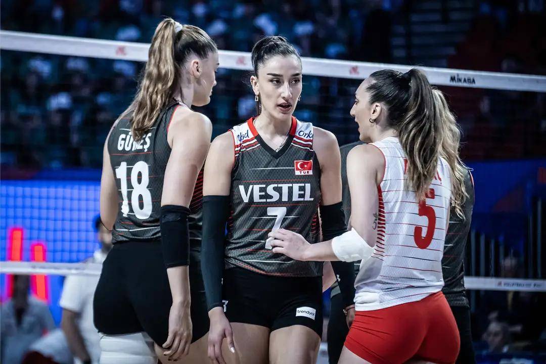 世联赛波兰女排3-0横扫土耳其女排!