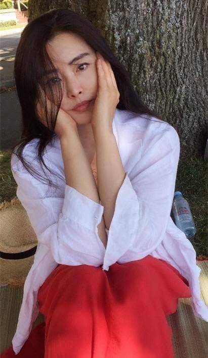 王祖贤吃火锅照片疯传,秀发浓密坐姿难看,得知真相后网友放心了