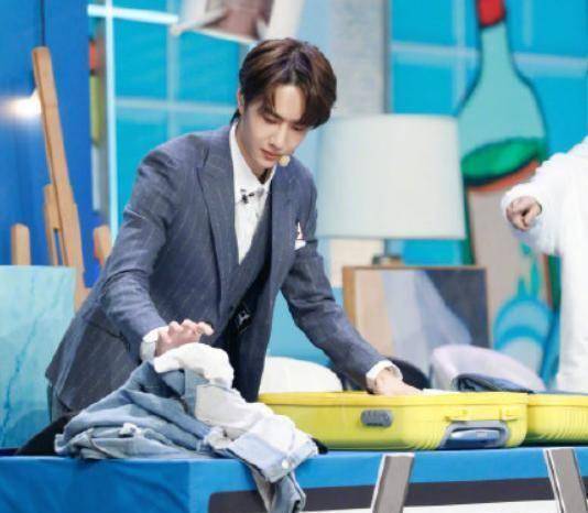 王一博全身哪个部位最受欢迎?人形立牌唇印见分晓!你们魔鬼吗?