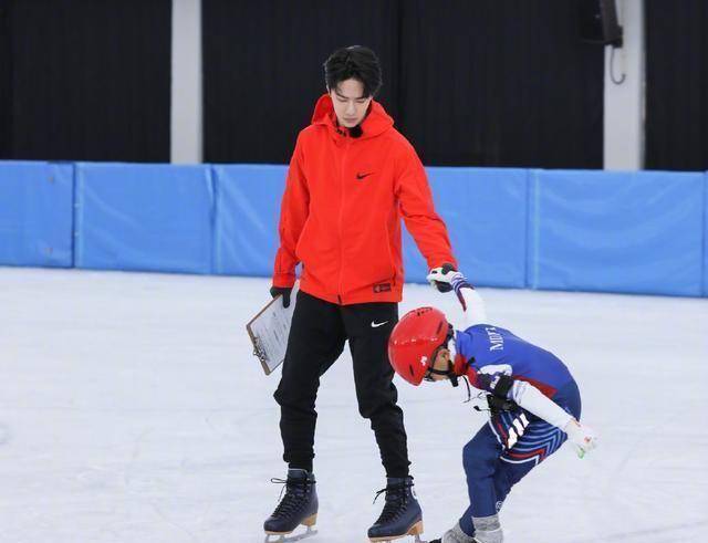 王一博新动态—歪嘴笑,单眼wink,挑眉,粉丝:又来敷衍我们_特写_cpf_ps