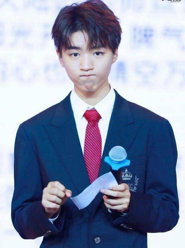 王俊凯撅嘴的时候都在比心,下巴可以出道了_形状_谎报年龄_瞬间