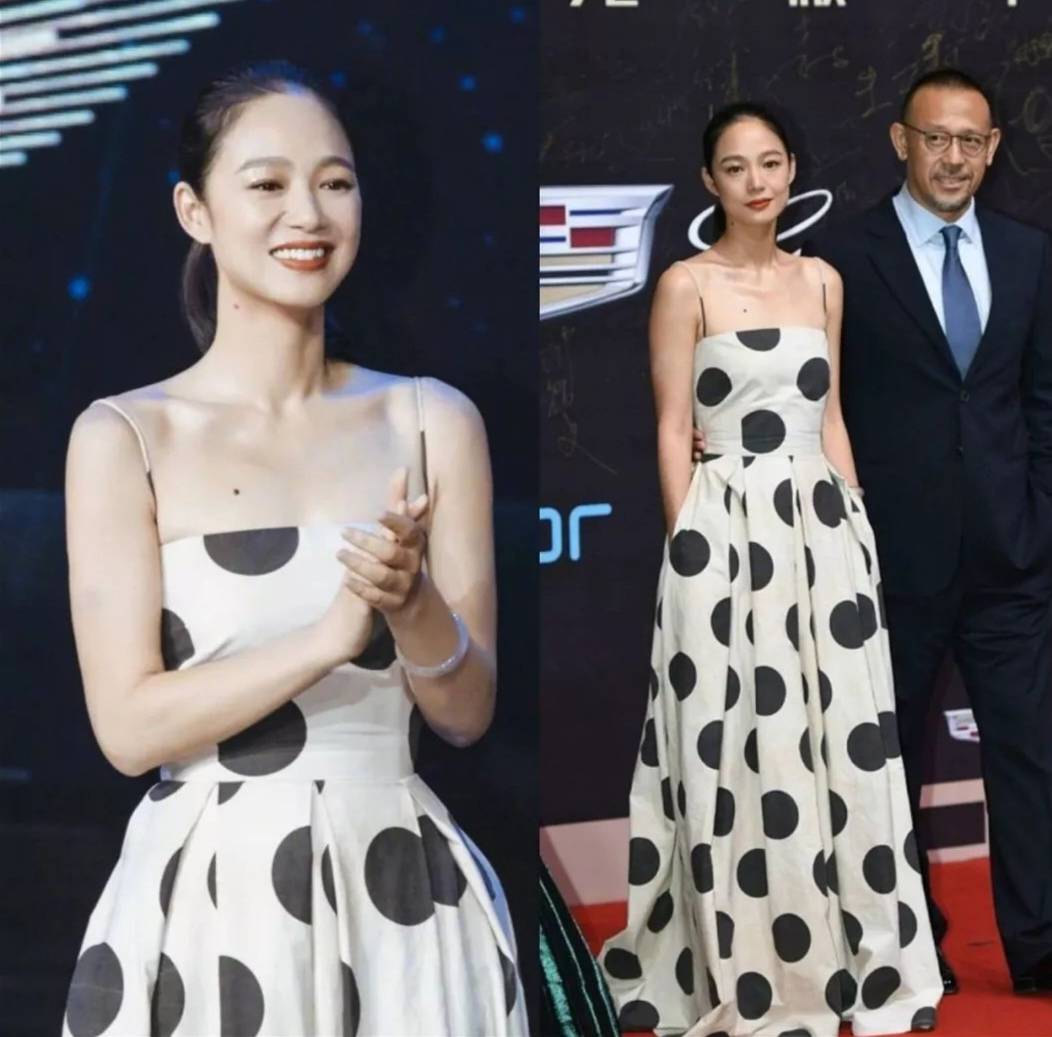 姜文老婆周韵人淡如菊,穿波点吊带裙同框许晴,尽显高雅气质_连衣裙
