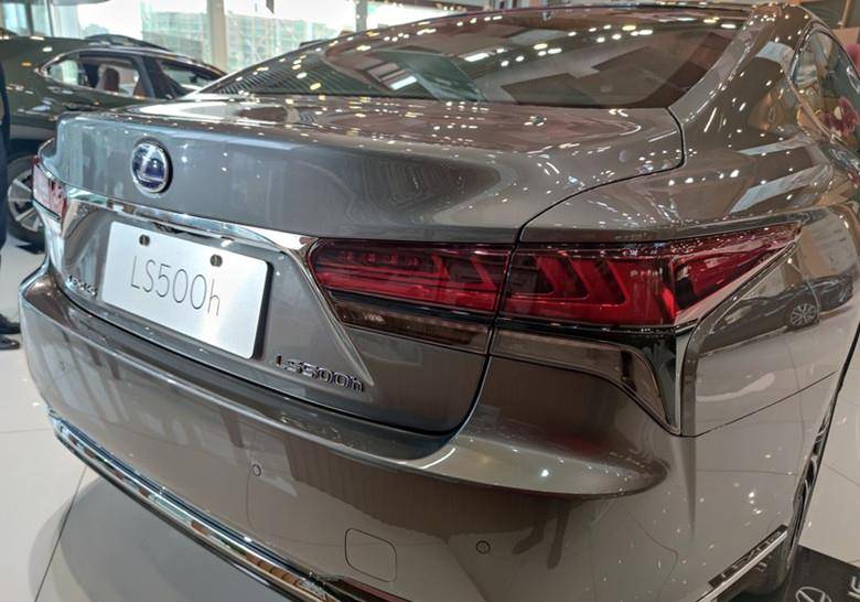 2021款雷克萨斯ls500h店内现身,造型依然典雅大气,内装悬浮大屏_搜狐