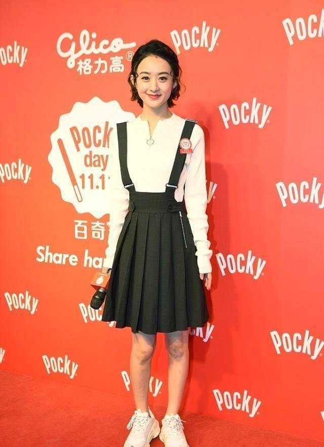 娃娃脸太显嫩,赵丽颖生娃后还是很有少女感,穿背带百褶裙真挺甜_时尚