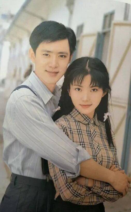 可云是尔豪家中帮佣的孩子,两人青梅竹马.