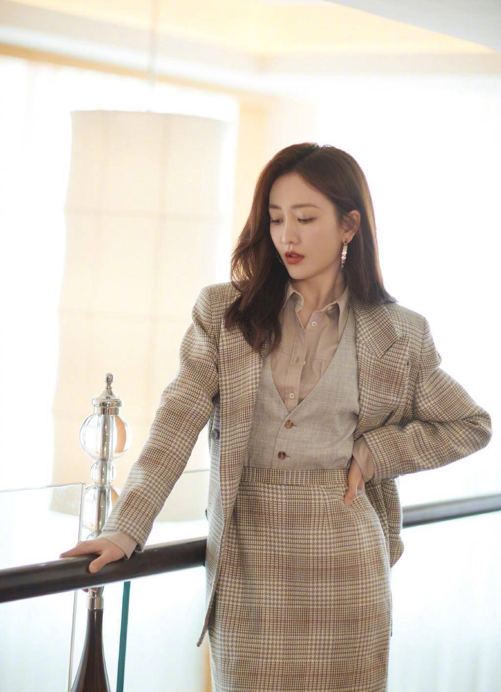 王鸥变身穿衣榜样,白色风衣配白裤子,清爽优雅又时尚_西装_黑色_外套