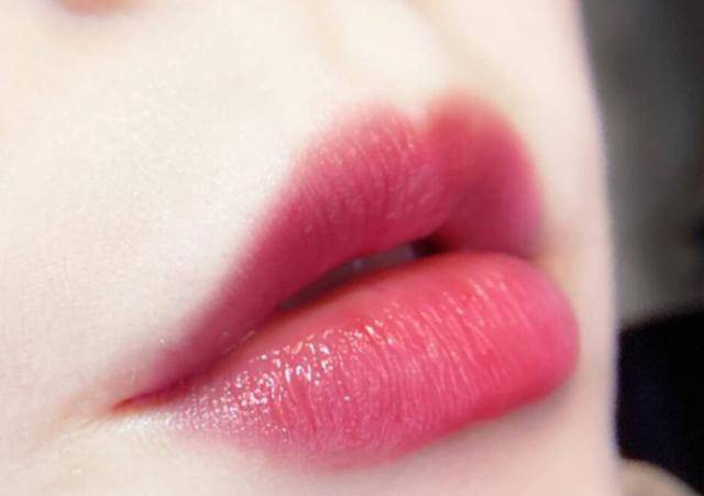 涂抹在嘴唇上会渐渐变色,就是辣么的神奇.我涂上后感觉是淡玫瑰粉色.