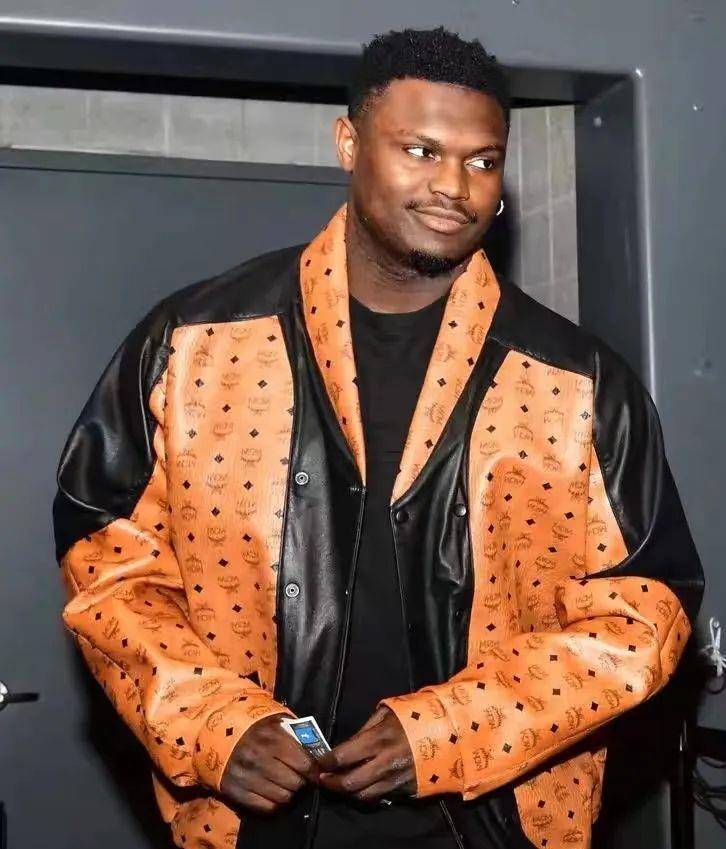 打了四年却还在放着大学的集锦的男人,如今也就是个鹈鹕吉祥物,和同届