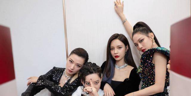 万茜晒与李斯丹妮王霏霏合影,大背头比宁静还a,美腿不输沈梦辰_时候