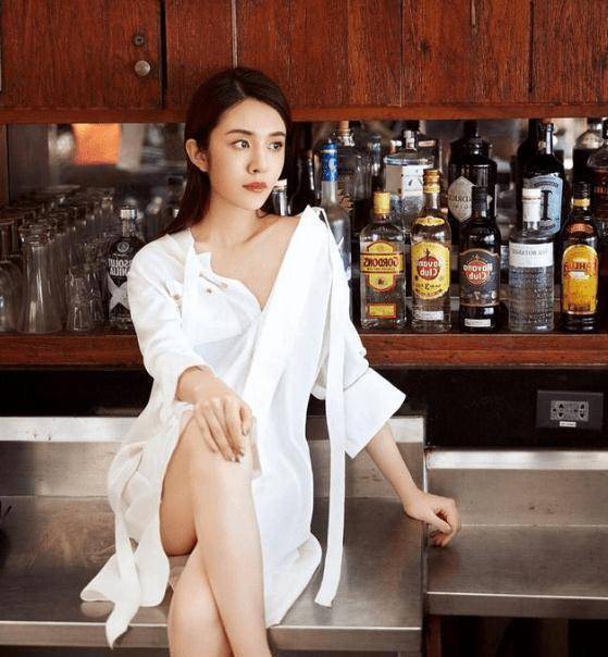 王晓晨大学素颜照被晒出,穿海魂衫扎麻花辫,网友直呼:校园女神_工作