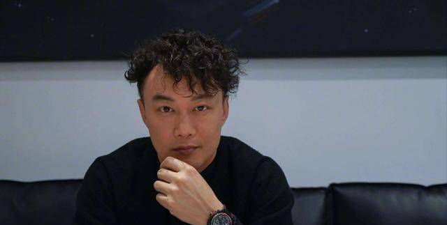 作曲者大多为钱雷,像《如愿》《孤勇者》《人世间》都是,还有尤长靖