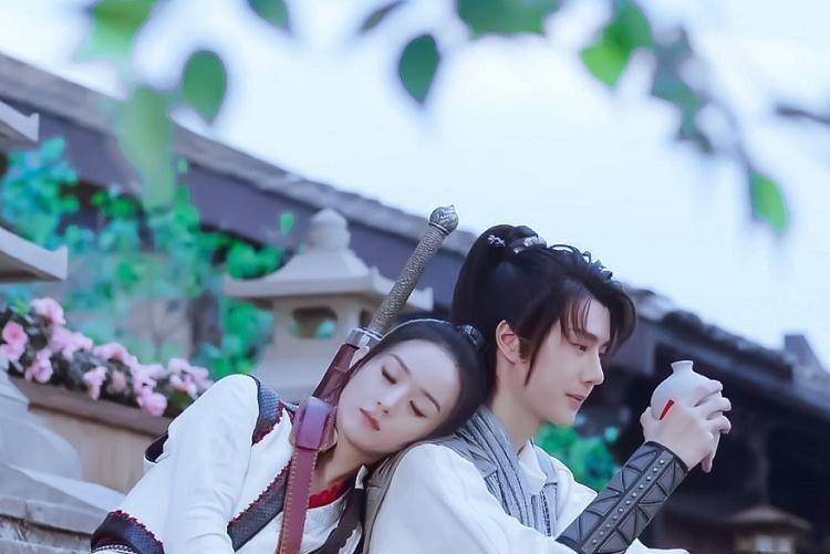 王一博在前面表演,赵丽颖却偷偷整理自己的衣服,太瘦也是种苦恼_节目