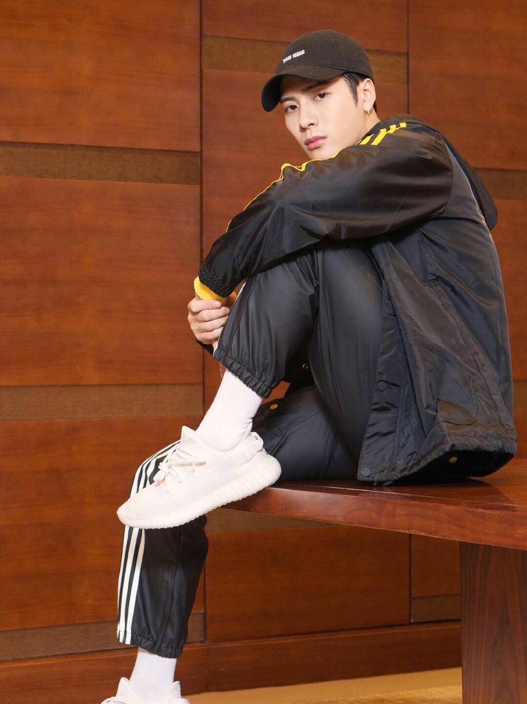 王嘉尔挑战瓶盖任务时穿了件很露骨的衣服,连白敬亭都忍不住吐槽_因为