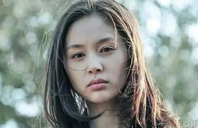 后来,双眼皮变宽,成了美美的小扇形~王子文早期的眼睛是小内双,只有眼