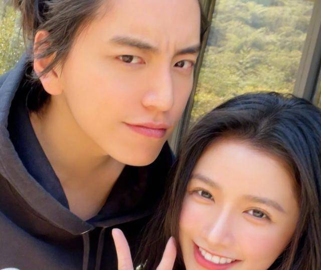 除了王子文与吴永恩之外,节目中蔡卓宜与陈越这一对也超好嗑,当时看