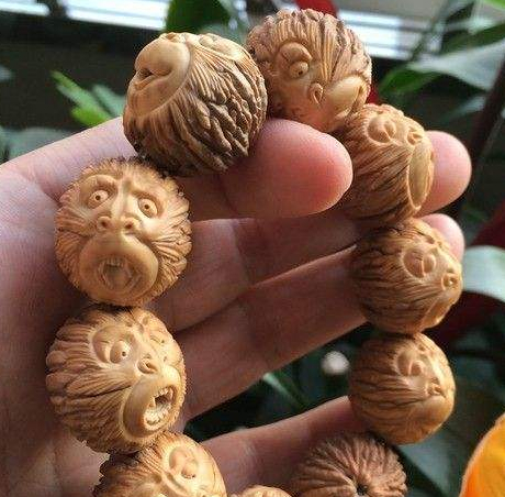 不用玩家多加工费心,打好孔穿在一起一条精美的猴头核桃手串就出来了