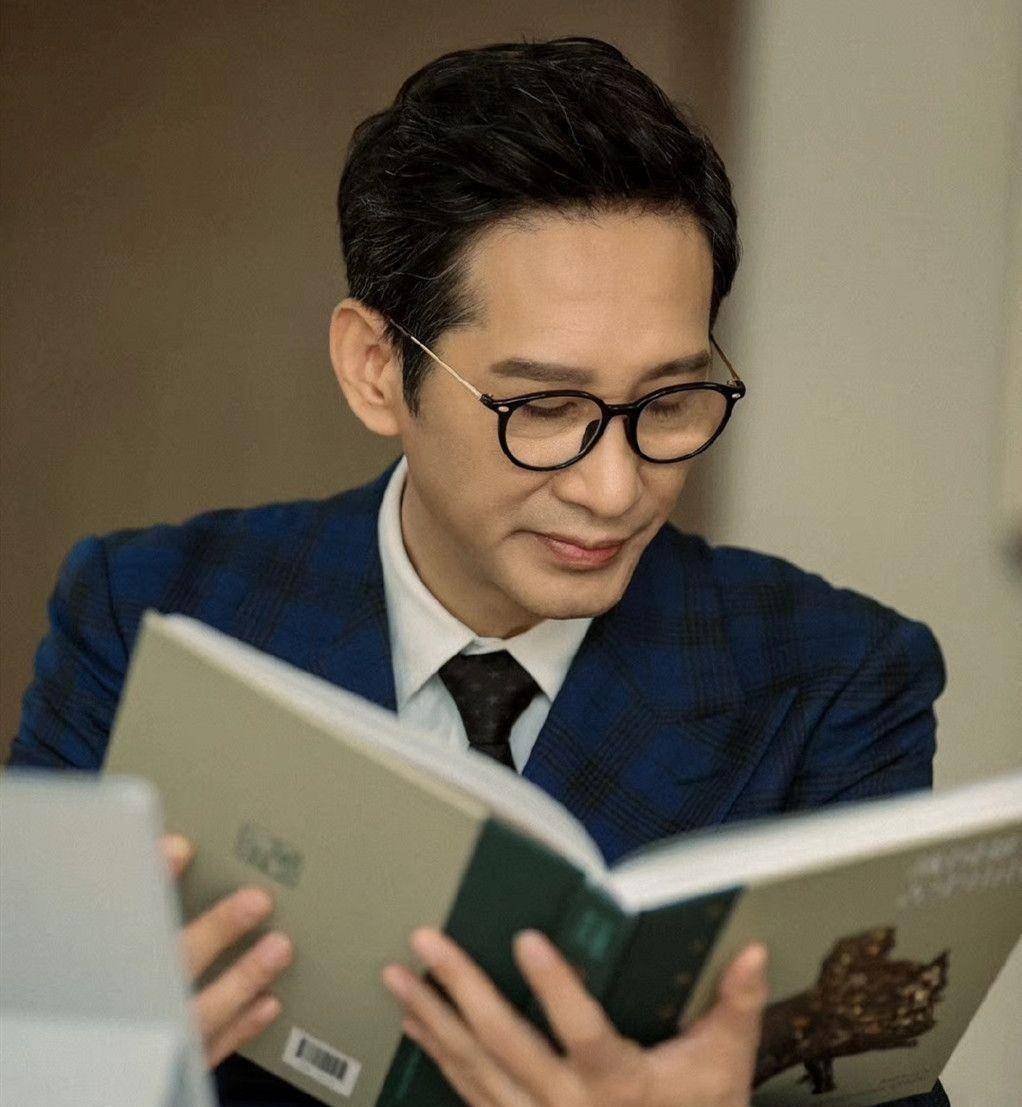 王劲松训斥年轻演员,别把职业精神当"敬业",这很不要脸!