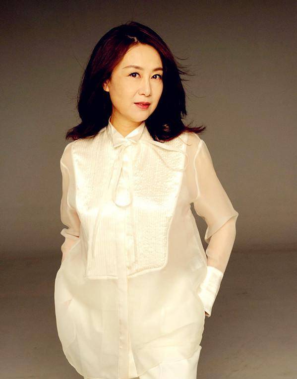 你又被吴玉芳的穿搭圈粉了,60岁女人的混搭模板,穿上你也很时髦_衣服