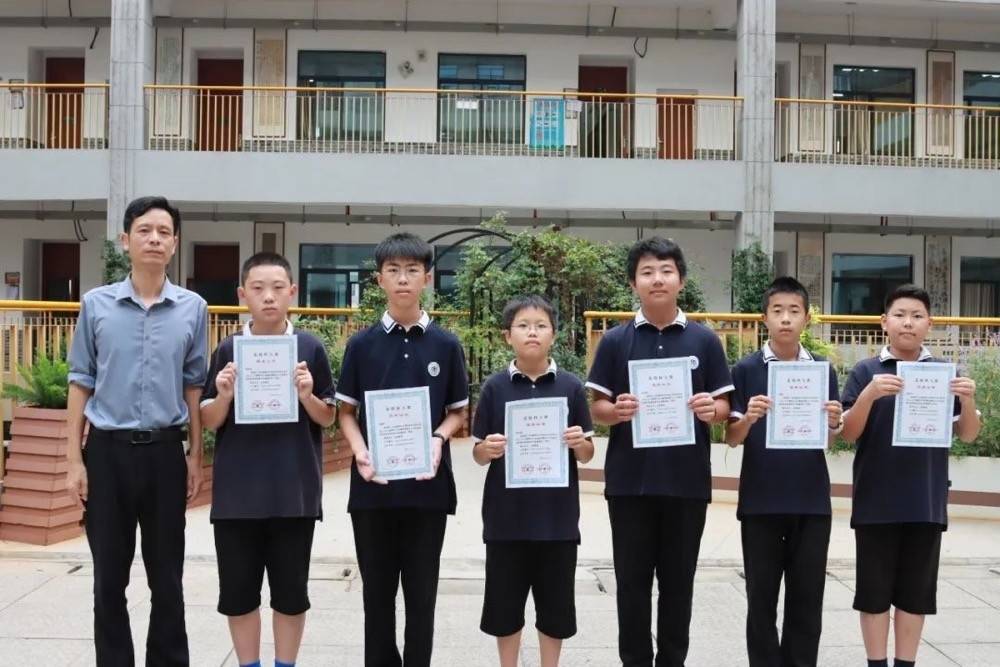 (从左至右依次为:范志国老师,殷昭琰,余晨阳,李