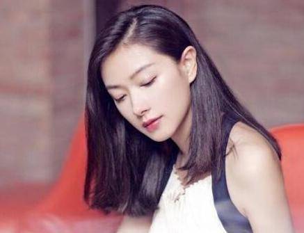 因为万茜从小就非常喜欢唱歌,所以毕业之后就签约了音乐公司