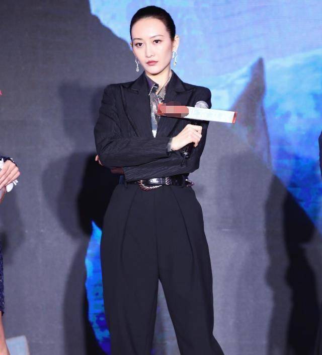 王鸥美的愈发高调,港风造型女人味十足,西装配短靴霸气侧漏_气质_设计