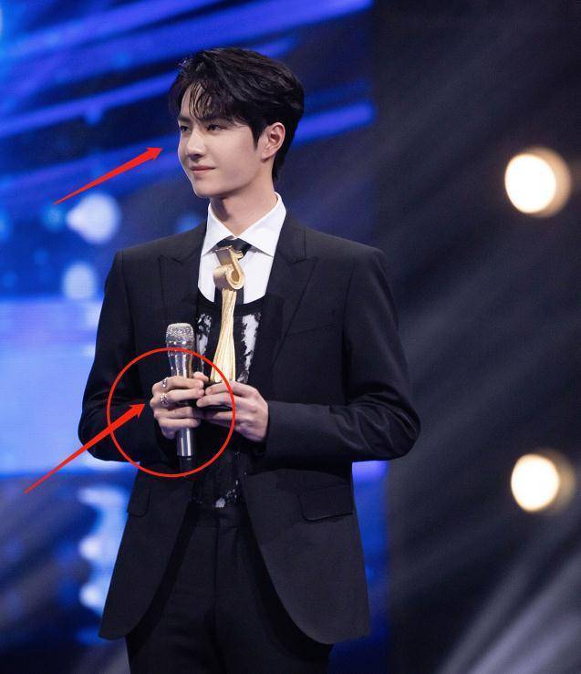 王一博活动造型吸睛,蕾丝内搭西装革履,谁注意到他的脖子?