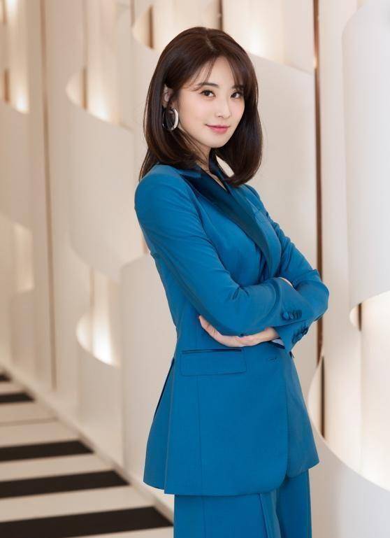 身穿西装的刘烨,透露出超a御姐的气质,在主持的舞台上火力全开,hold住