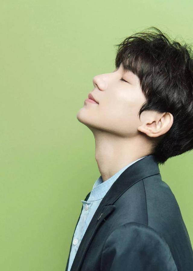 王源作为受邀嘉宾,跟随自己的"父亲"王劲松老师一起为经典作品配音