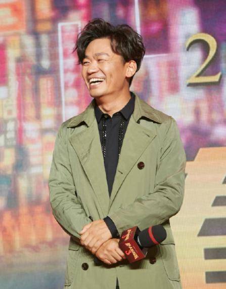 王宝强得罪造型师?发型油腻,还穿绿色,36岁就显邋遢_新造型_男性_卷发