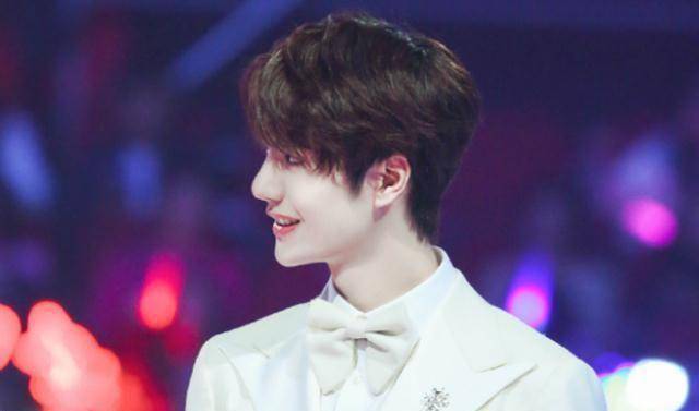 王一博称未出道时是校草,本以为没撒谎,看到16岁旧照信了你的邪_照片