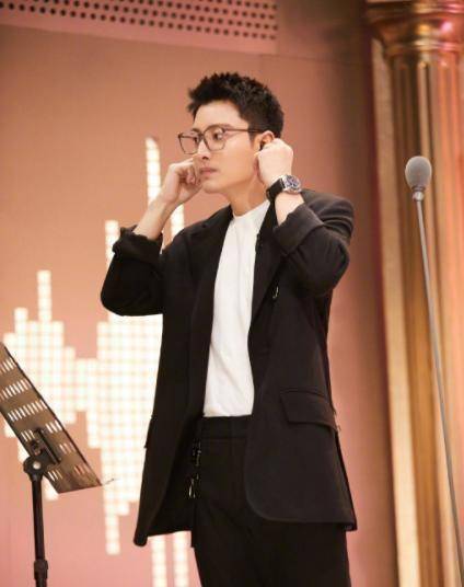 王宝强得罪造型师?发型油腻,还穿绿色,36岁就显邋遢_新造型_男性_卷发