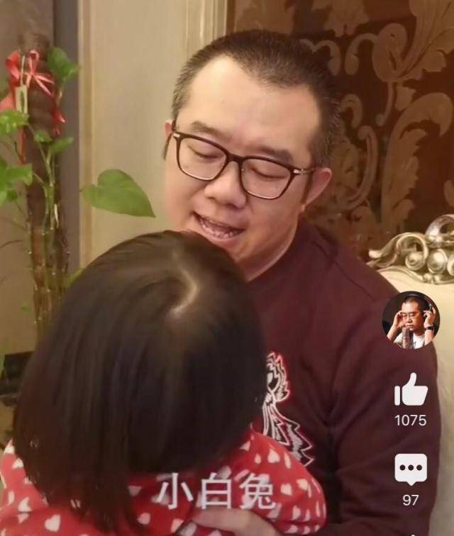 涂磊晒与女儿近照,涂老师罕见对女儿撒娇,怀抱樱桃的涂磊超温柔