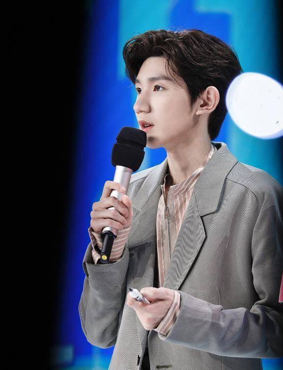 手上的手表像是女朋友送的,机智的网友查明了真相_王俊凯_手工_翠绿色