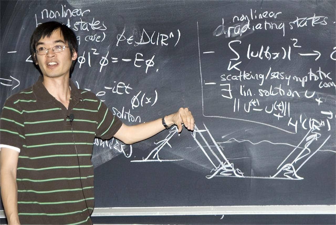 韦神惊天一击,打败菲尔茨数学奖陶哲轩,为何赢得那么轻松?