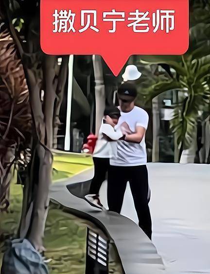 网友偶遇撒贝宁带娃,偶像也有相同爱好,2岁混血儿子正脸曝光_孩子