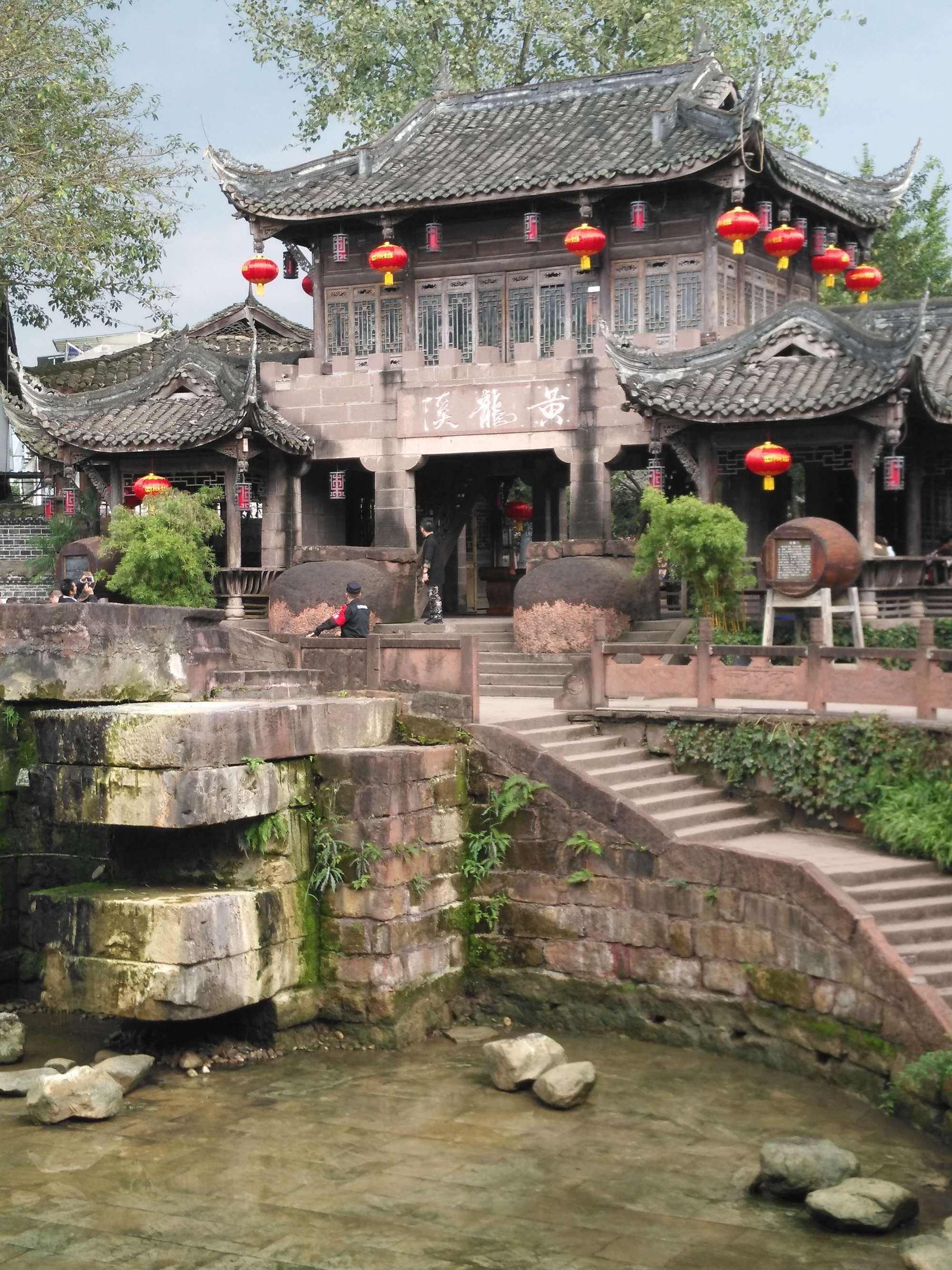 黄龙溪古镇因龙而得名,古镇街巷布局像一条静伏的潜龙,"王爷坎"是龙头