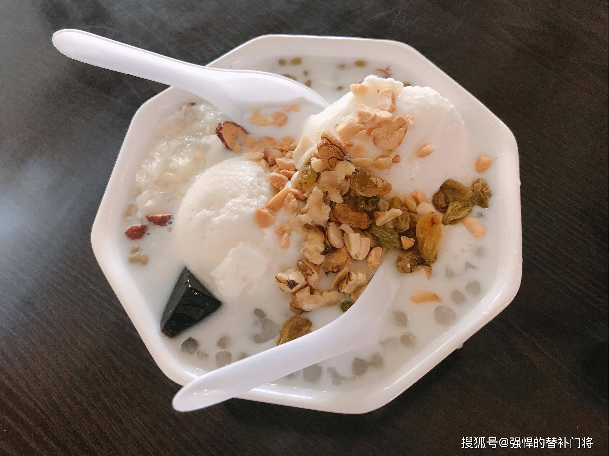 "椰树之上采琼浆,捧来一碗白玉香"指的是哪种夏季美食?