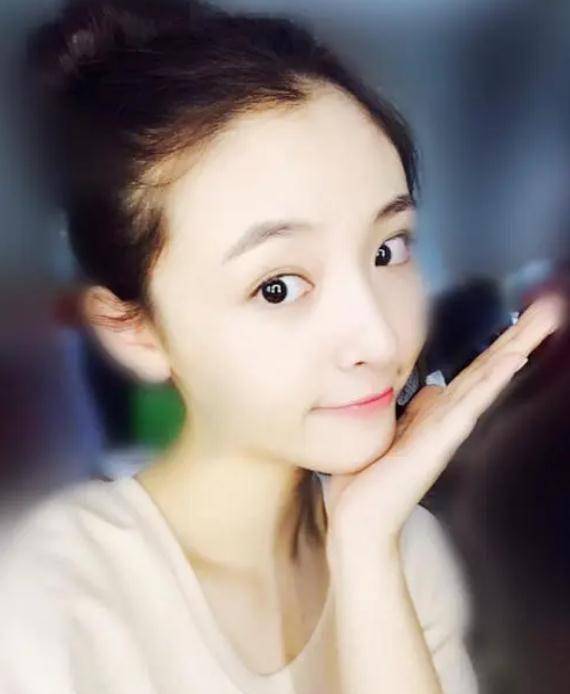 吴倩和迪丽热巴同框,结婚生子的变化一目了然,看上去老了十岁_女明星