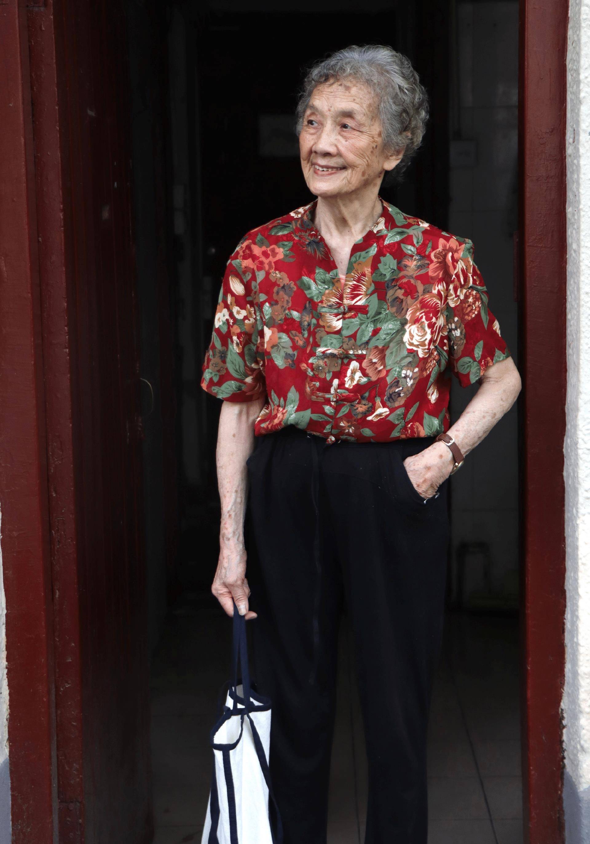 90后老奶奶,八十多岁,不刻意打扮,还时尚可爱
