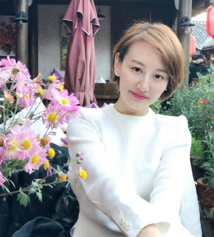 西安女演员曾是重庆高校校花,遭导演强吻低调退三线,撞脸关晓彤_郭