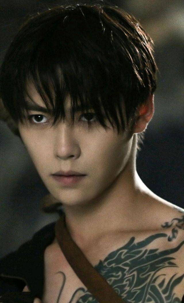 肖宇梁饰张起灵剧照,吴邪在研究张起灵的纹身为什么和塌肩膀的纹身不