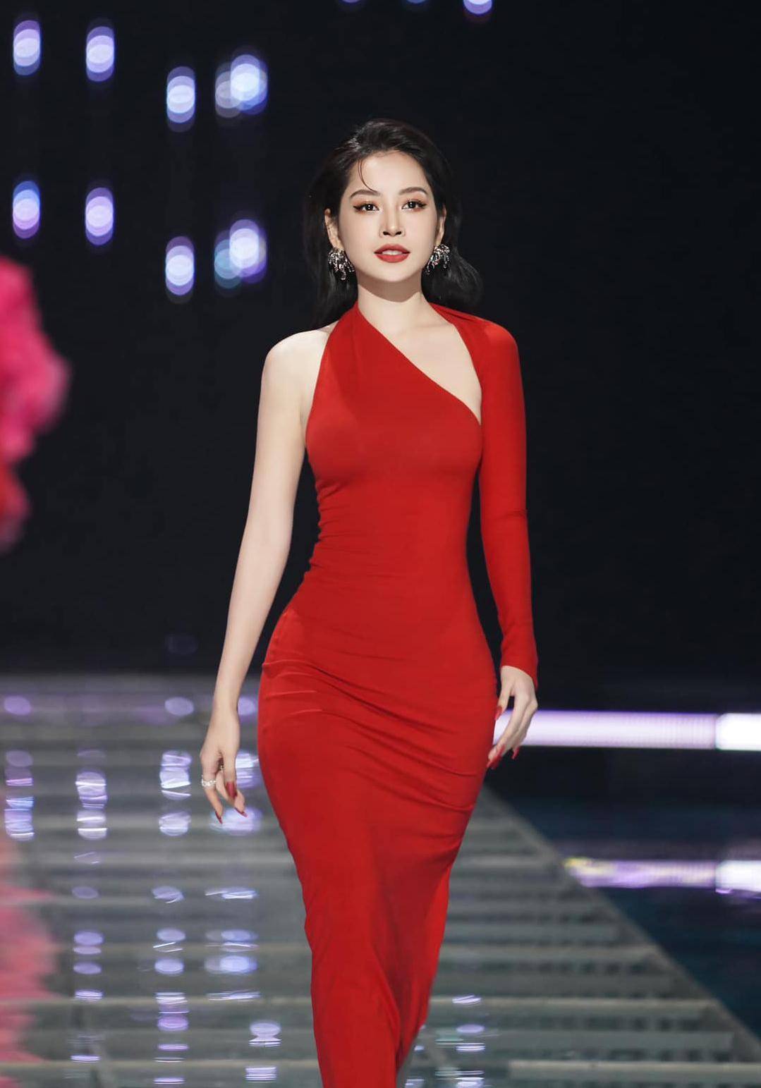 不对称紧身连衣裤凸显女人的"蚂蚁腰",chipu展现神秘魅力_品牌设计